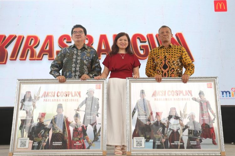 Para pelanggan dapat pindai poster aksi cosplay pahlawan nasional yang terpasang di gerai McDonald's untuk mengakses berbagai kisah para pahlawan nasional mulai dari Minggu (17/11/2024).