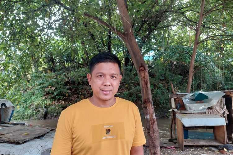 Ketua RT 07 RW 03 Srengseng, Abdul Aziz (43), berharap pemerintah segera membangun turap atau tanggul di sekitar anak Kali Pesanggrahan, agar tidak meluap ke permukiman warga.