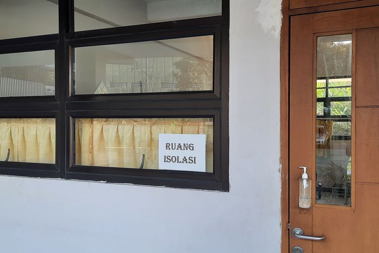 Sekolah Dasar Negeri (SDN) Pondok Bambu 02, Duren Sawit, Jakarta Timur, menggelar Pembelajaran Tatap Muka (PTM) dengan kapasitas 100 persen setiap kelas mulai hari ini, Senin (3/1/2022).Wakil Kepala SDN Pondok Bambu 02 Ary Lestari mengatakan, pihaknya menyiapkan ruang isolasi jika sewaktu-waktu ada siswa bersuhu tinggi.