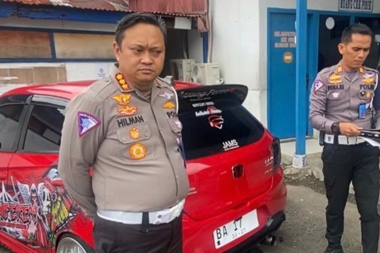 Dirlantas Polda Sumbar Kombes Pol Hilman Wijaya memperlihatkan barang bukti kendaraan Honda Brio BA 17 yang diamankan polisi.