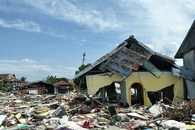 Dampak kerusakan akibat gempa Donggala dan tsunami Palu, Sulawesi Tengah, pada Jumat (28/9/2018), di Pelabuhan Wani 2, Kecamatan Tanatopea, Kabypaten Donggala, Sulawesi Tengah, Selasa (2/10/2018).