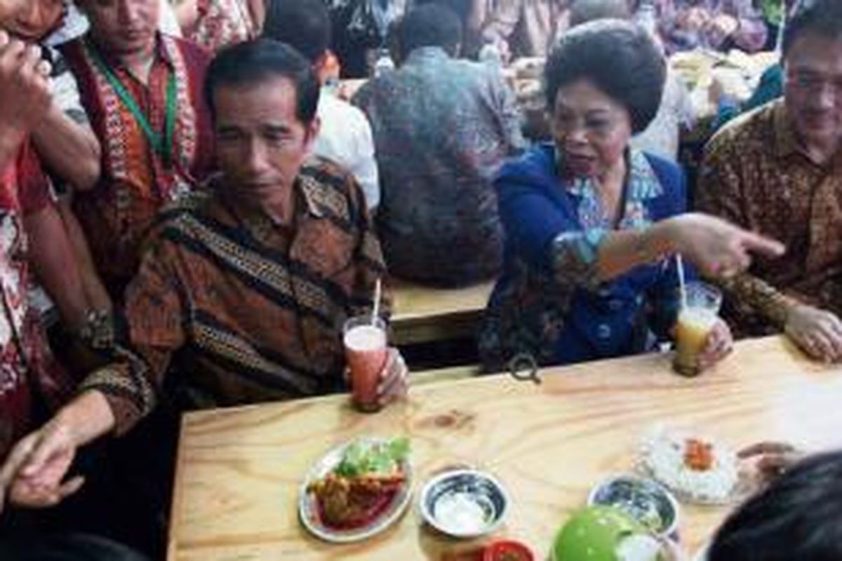 Gubernur DKI Jakarta Joko Widodo menggunakan diplomasi makan siang bersama untuk menyelesaikan berbagai persoalan. Dalam diplomasi makan siang bersama, Jokowi mempraktikkan filosofi Jawa, 