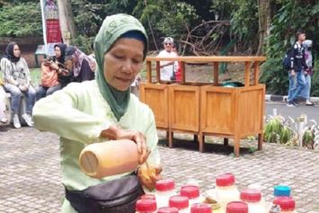 Bu Tuminah dan Segelas Jamu yang Menolak Lekang oleh Zaman