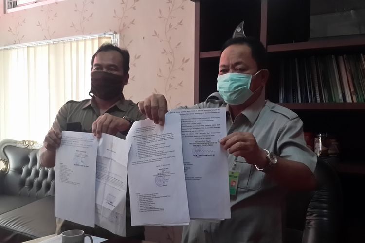 Kepala TNBTS John Kenedie (kanan) saat menunjukkan surat rekomendasi dari masing-masing bupati di empat kepala daerah untuk pembukaan Gunung Bromo di Kantor TNBTS, Selasa (25/8/2020).