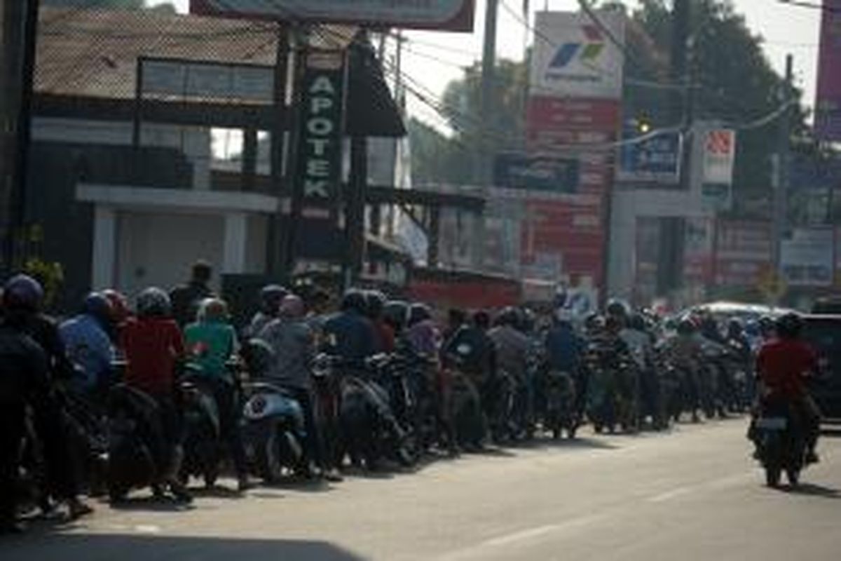 Antrean panjang pengguna kendaraan yang hendak membeli bahan bakar minyak (BBM) di SPBU Jalan Laksda Adisucipto, Sleman, DI Yogyakarta, Rabu (27/8/2014) pagi. Terkait pembatasan BBM bersubsidi, antrean masih terjadi di berbagai SPBU di DI Yogyakarta meski Pertamina telah mulai melakukan upaya normalisasi pasokan.