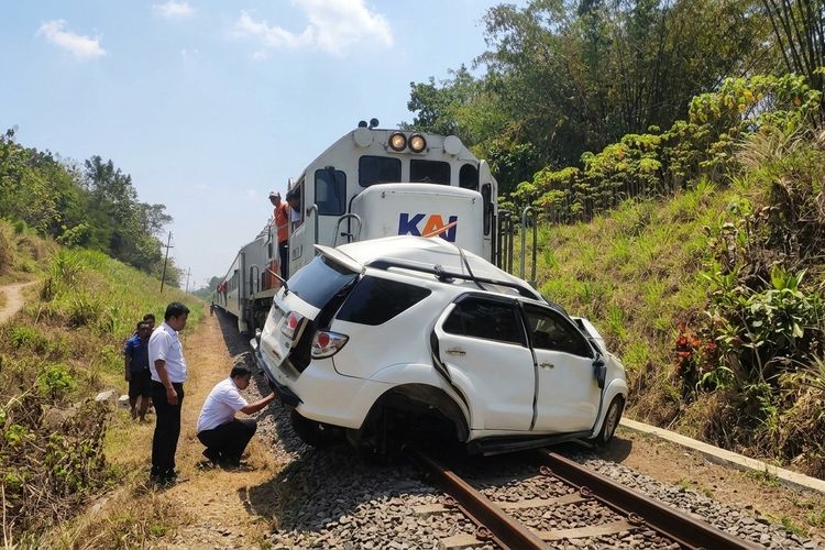 KA Ijen Ekspres Tertemper Mobil di Jember, Lokomotif Rusak Perjalanan Sempat Terhambat