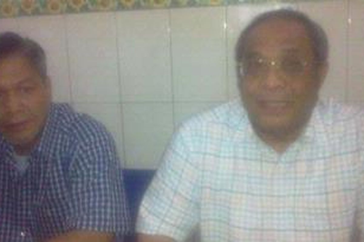 Kekak tertua Ahmad Fathanah, Zulkifli mengenakan kemeja putih saat menggelar konfrensi persnya di warung kopi Phoenam di Jl Boulevard, Makassar, Jumat (01/02/2013) siang.