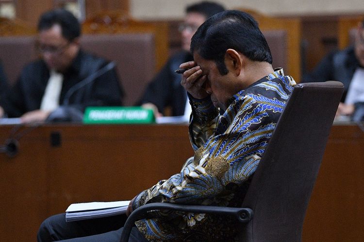 Terdakwa kasus dugaan suap proyek PLTU Riau-1 Idrus Marham menjalani sidang putusan di Pengadilan Tipikor, Jakarta Pusat, Selasa (23/4/2019). Mantan Menteri Sosial yang juga mantan Sekjen Partai Golkar tersebut divonis tiga tahun penjara denda Rp.150 juta subsider dua bulan kurungan. ANTARA FOTO/Sigid Kurniawan/hp.