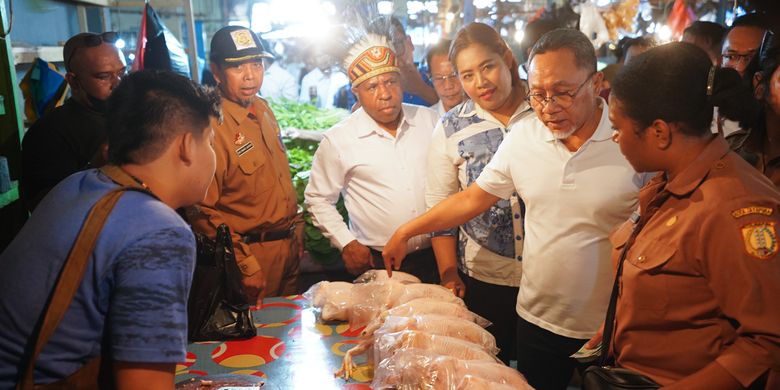 Menteri Perdagangan (Mendag) Zulkifli Hasan meninjau ketersediaan stok dan stabilitas harga barang kebutuhan pokok (bapok) di Pasar Sentral Hamadi, Jayapura, Papua, Selasa (2 Mei).

