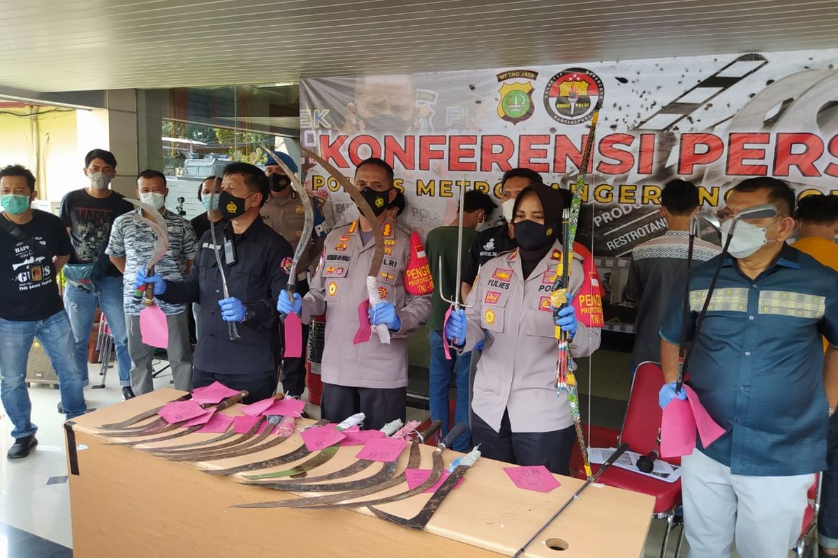 Kapolresta Metro Tangerang Kota Kombes Pol Deonijiu de Fatima dan Kapolsek Tangerang Kombes Yulie menunjukkan beberapa barang bukti yang diamankan saat konferensi pers di Mapolsek Metro Tangerang Kota, Kota Tangerang, Banten, Kamis (4/3/2021).