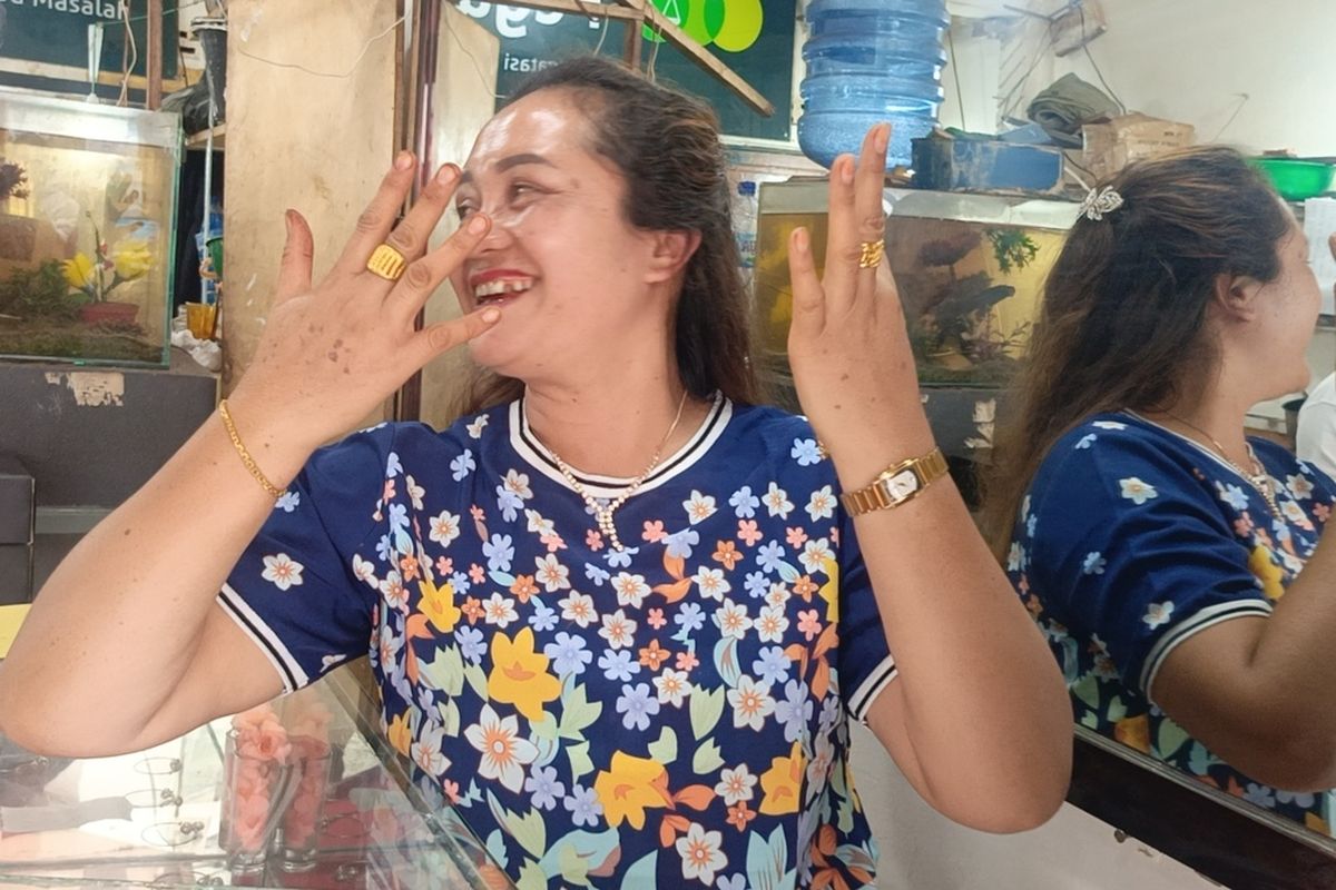 KARO, kompas. com susanti Br Sembiring saat memperlihatkan perhiasan emas yang di beli dari toko emas, di kota berastagi, Rabu(16/04/2025)
