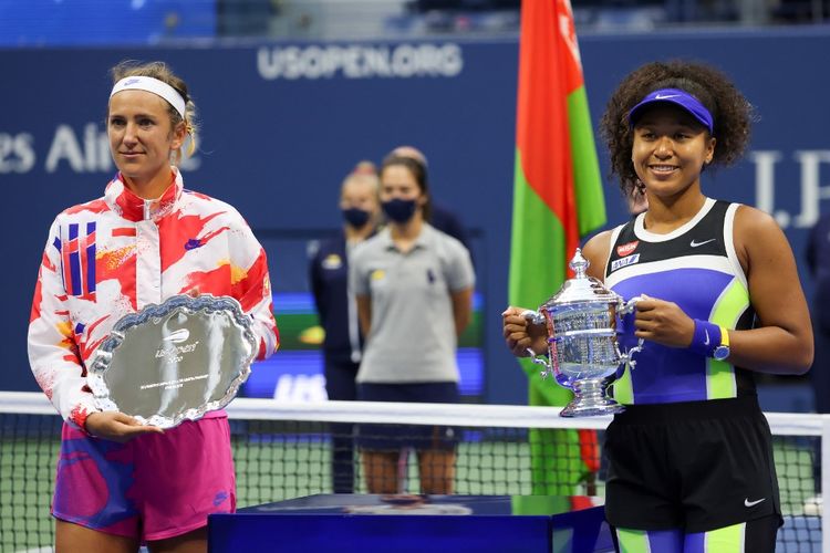 Naomi Osaka (kanan) mengangkat trofi juara US Open 2020 bersama Victoria Azarenka (kiri) yang menjadi runner up seusai pertandingan final yang dihelat di  Arthur Ashe Stadium, Minggu (13/9/2020) pagi WIB.