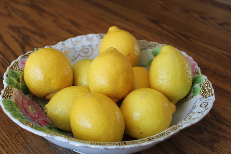 Ilustrasi lemon. Mangkuk berisi 9 buah lemon memiliki makna keberuntungan menurut feng shui. 
