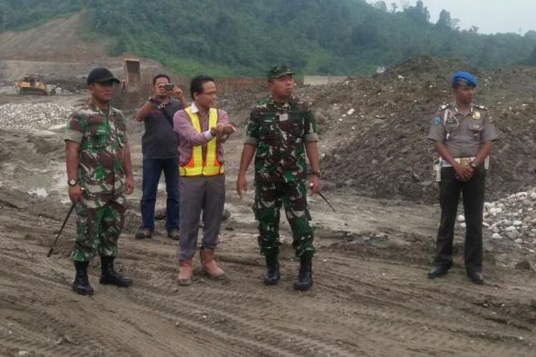 Danrem 011/Lilawangsa Kolonel Inf Dedy Agus Purwanto, meninjau pembangunan Waduk Krueng Keureuto, di Paya Bakong, Aceh Utara, Minggu (30/10/2016)