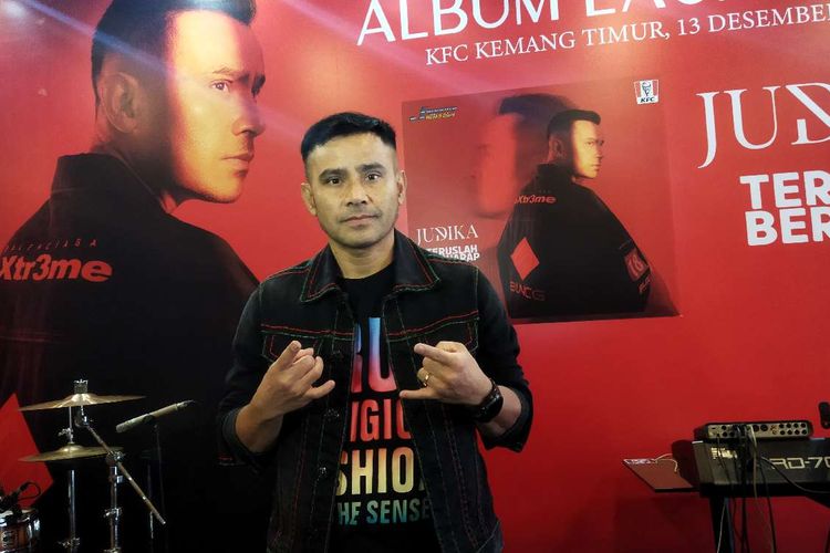 Penyanyi Judika setelah jumpa pers launching album ketujuhnya yang bertajuk Teruslah Berharap di kawasan Kemang, Jakarta Selatan, Senin (13/12/2021).