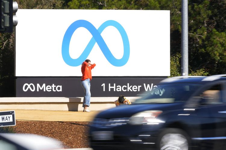 Facebook meluncurkan nama dan logo baru perusahaan induknya di luar kantor pusatnya di Menlo Park, California, pada Kamis (28/10/2021), setelah mengumumkan perubahan nama menjadi Meta Platforms Inc.