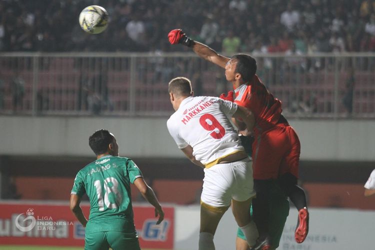 Kiper PSS Sleman, Ega Rizky (hijau), berjibaku dengan striker PSM Makassar, Eero Markkanen (putih), pada laga PSS Sleman vs PSM Makassar di Stadion Maguwoharjo, Sleman, Jumat (23/8/2019). Laga tersebut dimenangi PSS dengan skor 3-2. Terkini, PSS Sleman vs PSM Makassar akan menjadi salah satu laga pembuka Liga 1 2022-2023 pada Sabtu (23/7/2022).