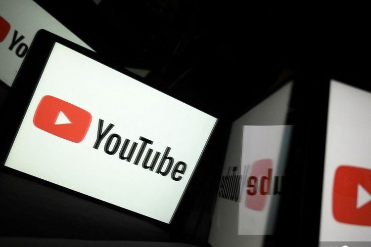 Logo YouTube dalam sebuah foto yang diambil di Toulouse pada 5 Oktober 2021. OJK masih kaji kelayakan konten Youtube jadi jaminan utang ke bank.