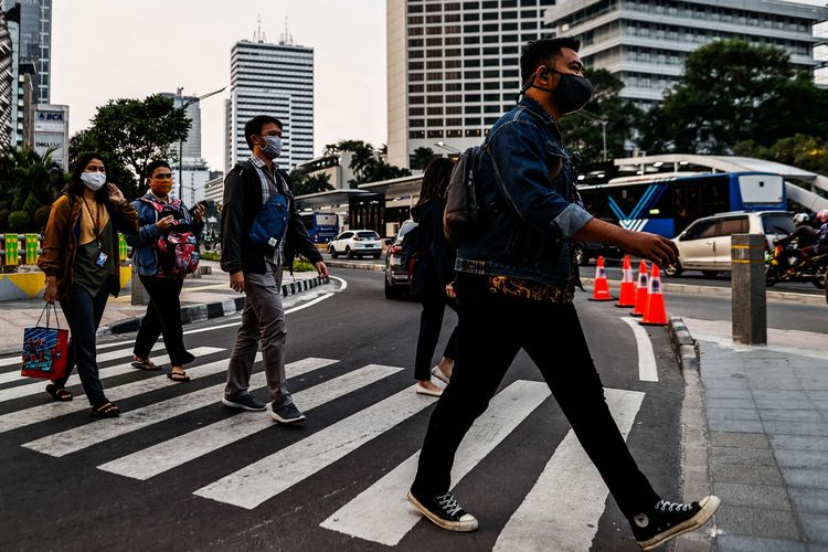 Sejumlah pekerja menggunakan masker berjalan kaki setelah meninggalkan perkantorannya di Jakarta, Rabu (29/7/2020). Klaster perkantoran penularan Covid-19 di Jakarta kini menjadi sorotan. Data resmi hingga Selasa (28/7/2020) kemarin, ada 440 karyawan di 68 perkantoran di Ibu Kota yang terinfeksi virus corona.