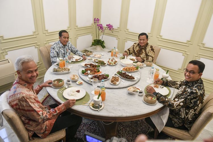 Presiden Joko Widodo (kedua kiri) bersama bakal calon presiden Prabowo Subianto (kedua kanan), Ganjar Pranowo (kiri) dan Anies Baswedan (kanan) makan siang bersama saat melakukan pertemuan di Istana Merdeka, Jakarta, Senin (30/10/2023).  ANTARA FOTO/Hafidz Mubarak A/Spt.