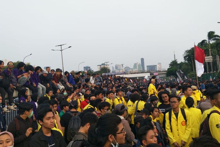 Suasana demo atau unjuk rasa di depan Gedung DPR RI, Jalan Gatot Subroto, Jakarta Pusat, Selasa (24/9/2019).