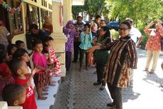 Kunjungi NTT, Menteri Yohana Menari Bersama Anak Balita