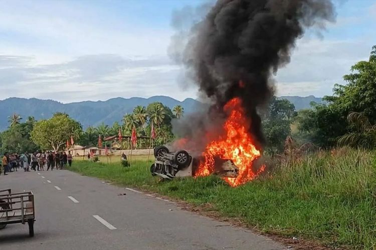 Mobil terduga pencuri sepeda motor dibakar massa di Trumon, Kabupaten Aceh Selatan