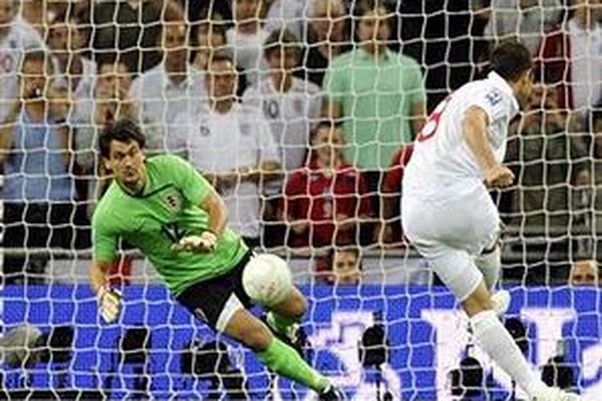 Gelandang Inggris, Frank Lampard, melepas tendangan penalti ke gawang Kroasia dalam lanjutan kualifikasi Piala Dunia 2010 di Stadion Wembley, Rabu (9/9). Inggris menang 5-1 dan lolos ke putaran final di Afrika Selatan.