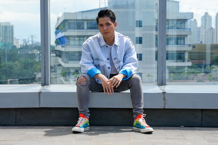 Pedangdut asal Thailand Jirayut berpose seusai sesi wawancara di Kompas.com, Senin (21/11/2022). Jirayut sedang mempromosikan single terbarunya berjudul ''Sejak Pandangan Pertama''.