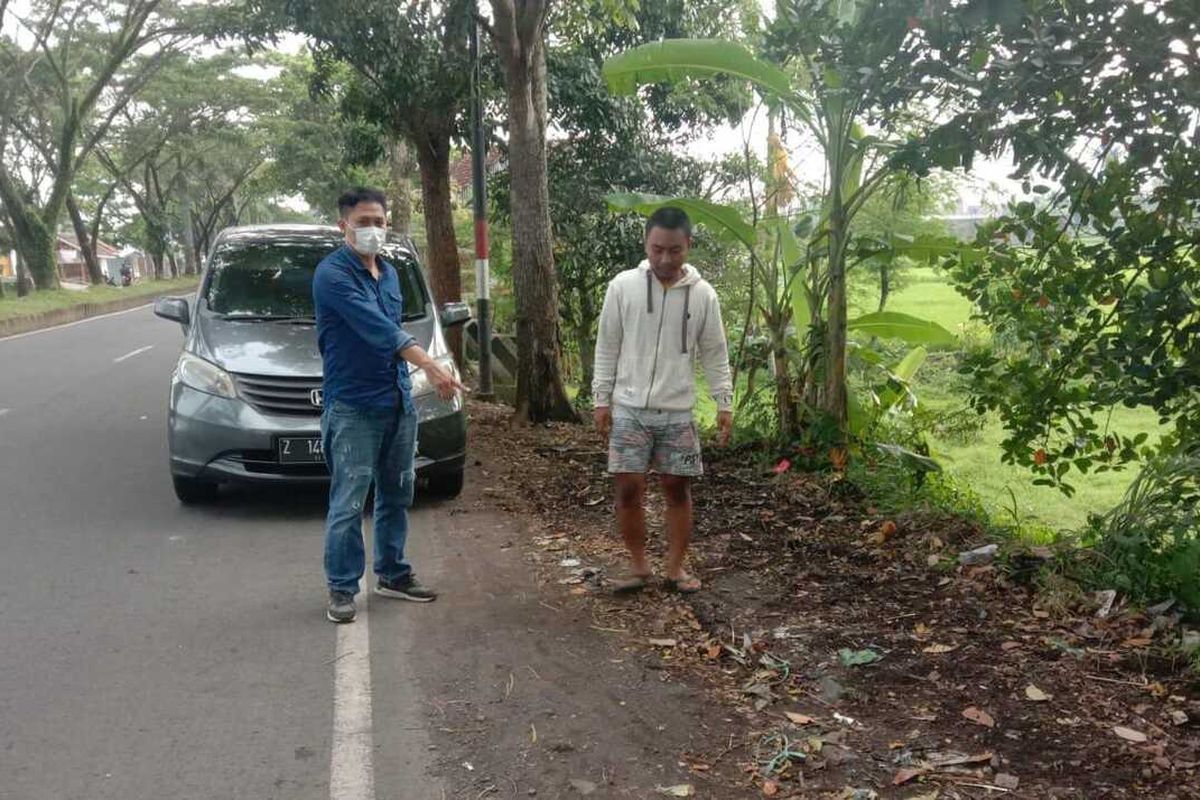 Korban menunjukkan lokasi kejadian dirinya dirampok oleh komplotan begal bermotor saat berkendara menjelang Sahur di Jalan Raya Mashudi Kota Tasikmalaya, Jawa Barat, Rabu (20/4/2022)