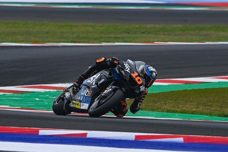 Luca Marini beraksi pada sesi Q2 MotoGP Emilia Romagna di Sirkuit Misano pada Sabtu (23/10/2021).
