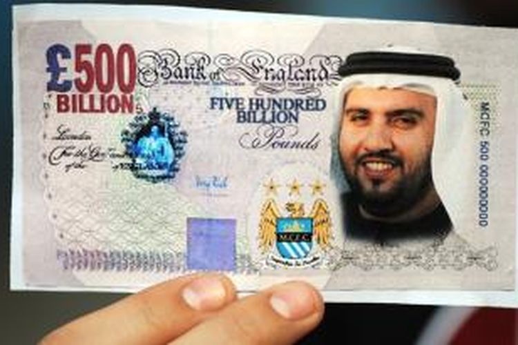 Seorang suporter Manchester City memegang uang palsu bergambar Dr Sulaiman Al Fahim, tokoh utama dalam investasi pengusaha Uni Emirat Arab di klub itu. Sejak dimiliki Sheikh Mansour bin Zayed Al
Nahyan, City menjadi klub yang diperhitungkan.