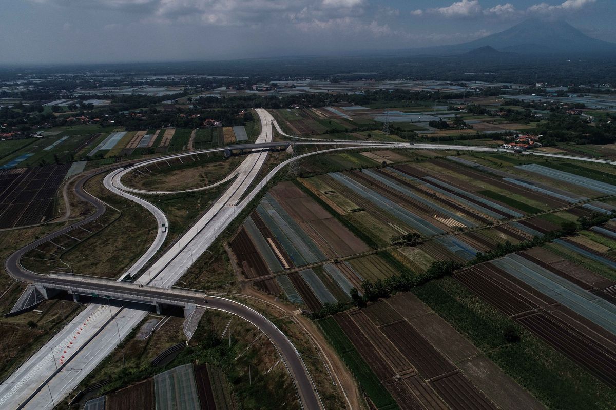 Ilustrasi: Jalan Tol Pasuruan-Probolinggo dibangun oleh PT Waskita Toll Road di Jawa Timur, Minggu (26/5/2019).
