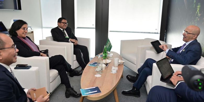 Menteri Keuangan Sri Mulyani Indrawati bertemu Menteri Keuangan Arab Saudi Mohammed Al-Jadaan di Davos, Swiss.