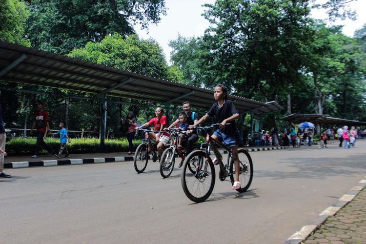 Pengunjung menaiki salah satu wahana saat berlibur di Taman Margasatwa Ragunan, Jakarta Selatan, Kamis (26/12/2019). Liburan Natal dan Tahun Baru 2019/20 dimanfaatkan sebagaian masyarakat untuk berkunjung ke sejumlah tempat wisata.