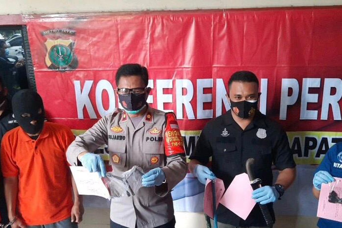 Kapolsek Mampang Pratapan, Kompol Sujarwo bersama Kanit Reskrim Polsek Mampang Prapatan, Iptu Sigit Ari merilis kasus pencurian di Polsek Mampang Prapatan, Jakarta, Selasa (27/10/2020).