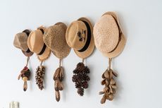 4 Cara Meletakkan Topi di Rumah agar Tampak Rapi dan Mudah Mencarinya