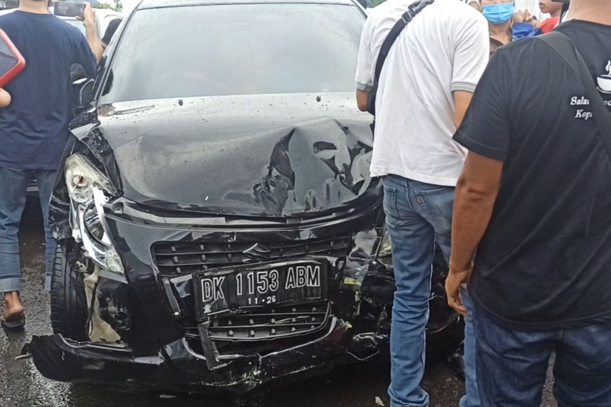 Mobil Suzuki Spash hitam DK 1153 ABM yang diduga mengalami rem hingga menjadi penyebab tabrakan beruntun di area parkir Pelabuhan Gilimanuk, Jembrana, Bali pada Jumat (29/4/2022). KOMPAS.COM/ Yohanes Valdi Seriang Ginta