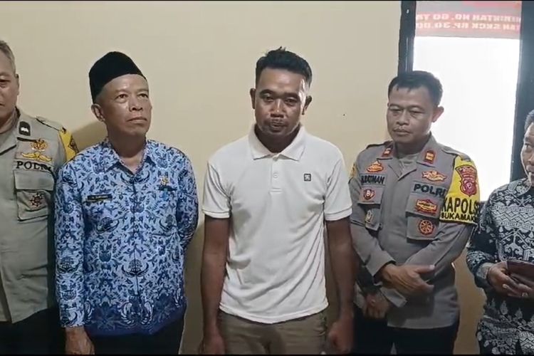Aang (35), pria yang melakukan pungli di tempat wisata curug Ciburial, Sentul Bogor, diamankan polisi, Kamis (2/5/2024).