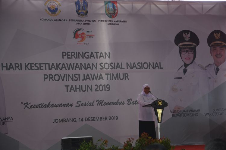 Gubernur Jawa Timur Khofifah Indar Parawansa saat menyampaikan sambutan pada peringatan Hari Kesetiakawanan Nasional di alun-alun Jombang, Sabtu (14/12/2019).
