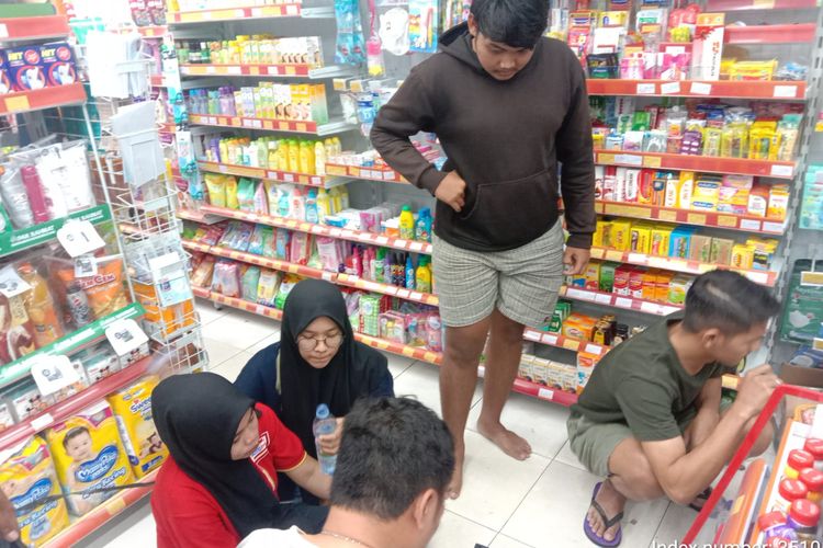 Sebuah minimarket Alfamart di Jalan Sisingamangaraja, Kecamatan Delta Pawan, Kabupaten Ketapang, Kalimantan Barat (Kalbar) dirampok dua pria bersenjata tajam, Minggu (16/4/2023) pukul 22.58 WIB. 