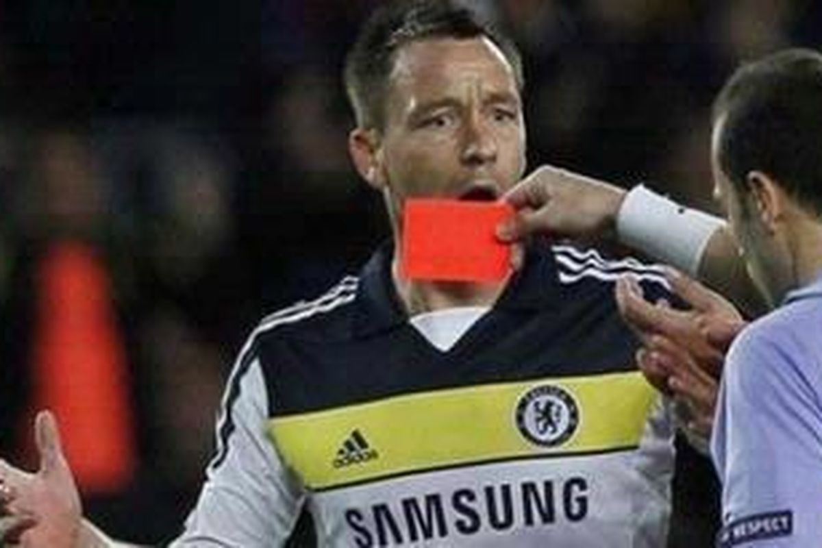 Pemain Chelsea, John Terry (kiri) mendapatkan kartu merah dari wasit dalam laga leg kedua babak semifinal Liga Champions melawan Barcelona di Camp Nou stadium, di Barcelona, Selasa (24/4/2012).