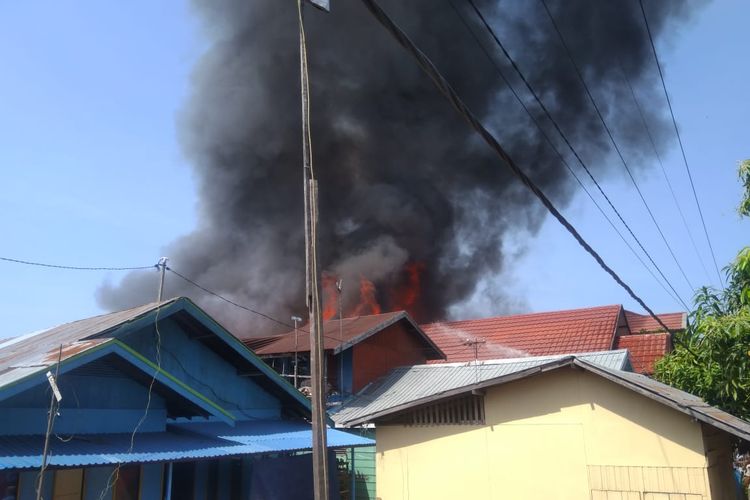 Sebanyak 22 rumah di permukiman padat penduduk di Banjarmasin, Kalsel, ludes dilalap api, Kamis (15/8/2019).