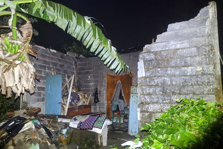 Atap rumah warga hilang diterjang angin puting beliung di Kabupaten Wonosobo 