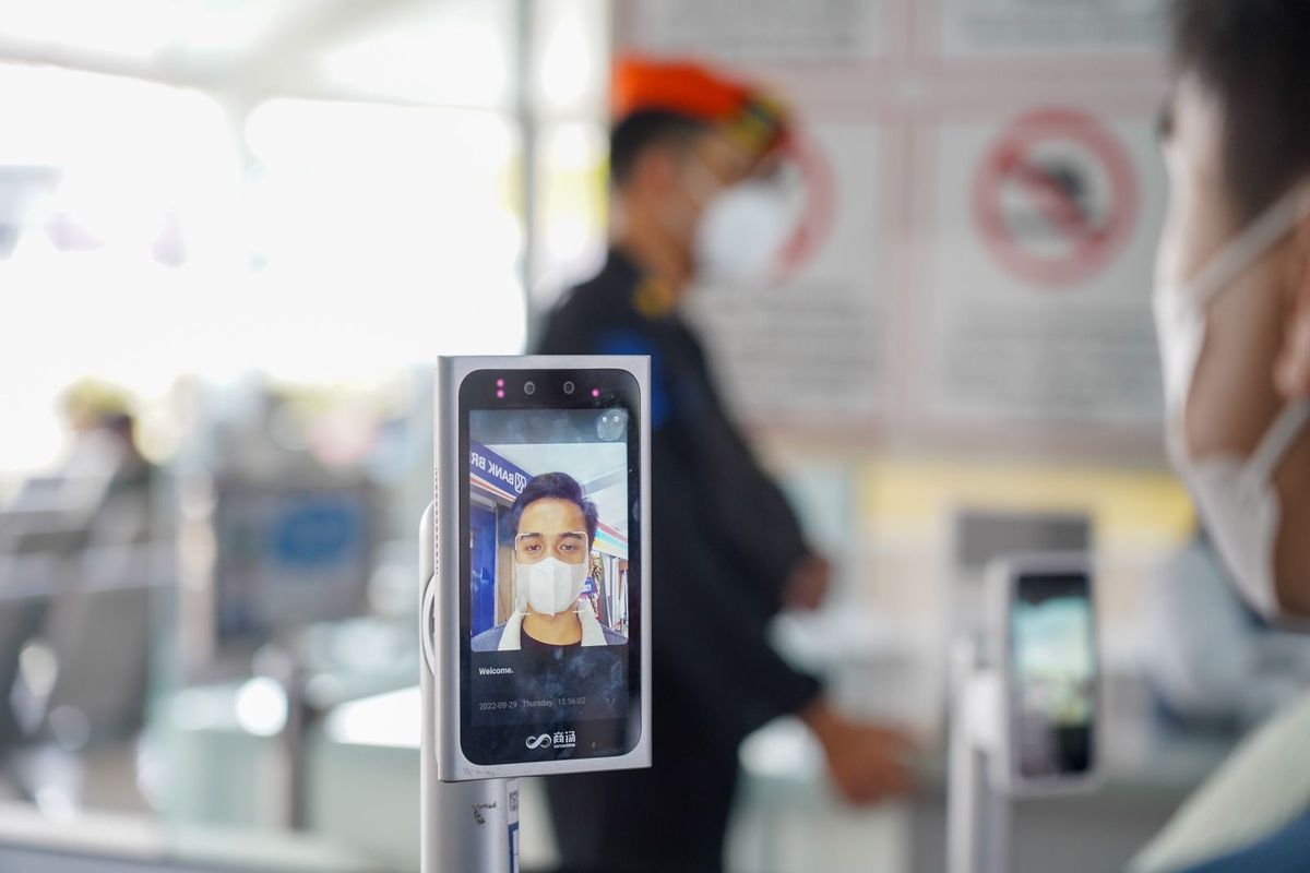 PT KAI uji coba fasilitas Face Recognition Boarding Gate (Alat pemindaian wajah) di Stasiun Bandung, Jawa Barat.