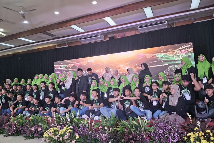 Para agen perubahan SMP Islam  Al-Azhar 1 di puncak acara Roots Day Angkatan ke-5 di SMP Islam Al-Azhar 1, Jakarta, Selasa (21/10/2025)