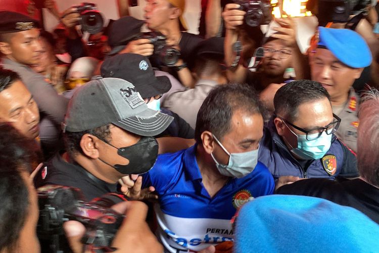 Penampakan Roy Suryo Digiring ke Ambulans Menuju RS Polri: Pakai Kaus dan Celana Pendek