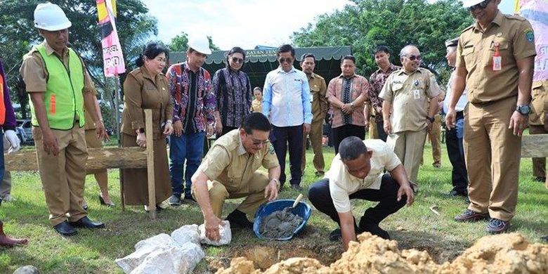 Bupati Bulungan Syarwani dan Wakil Bupati (Wabup) Bulungan Ingkong Ala melakukan peletakan batu pertama pembangunan Kapel Umat Nasrani. 