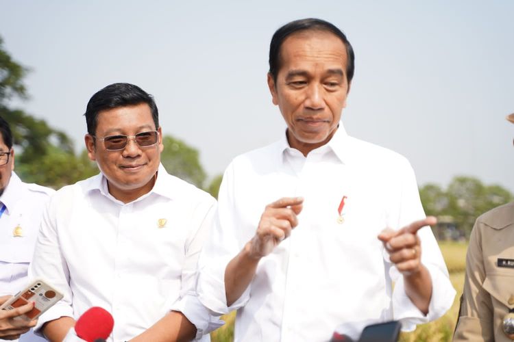 Kementan bersama Presiden Jokowi dalam acara Panen Raya