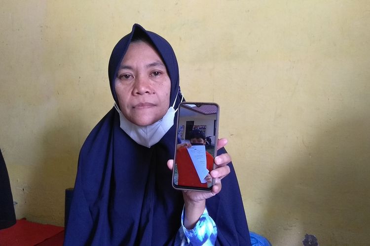Lia Pratiwi (42) menunjukkan foto anaknya, M. Reza Aulia (10) membawa berkas laporan di Polsek Tuntungan pada Jumat (11/6/2021). Sebelum meninggal dunia pada Minggu (13/6/2021), Reza digigit anjing pada Kamis (10/6/2021). Kondisinya dari hari ke hari semakin memburuk. Pihak keluarga membuat laporan ke polisi lantaran tidak ada itikad baik dari pemilik anjing.